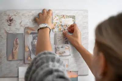 Kork-Pinnwand mit Pfingstrosenblüten-Motiv