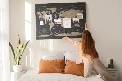 Bilder-Korktafel mit einer stilvollen Retro-Weltkarte