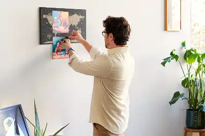 Bilder-Korktafel mit einer stilvollen Retro-Weltkarte