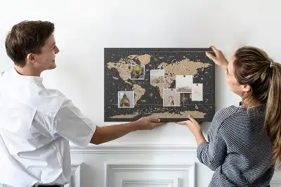 Bilder-Korktafel mit einer stilvollen Retro-Weltkarte