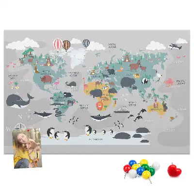 Kork-Pinnwand mit Cartoon-Weltkarte