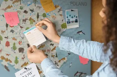 Kork-Pinnwand mit Polen-Karte und Tiermotiven