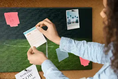 Pinnwand im Fußballplatz-Design