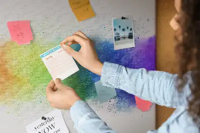 Kork-Pinnwand mit abstraktem Regenbogen-Motiv