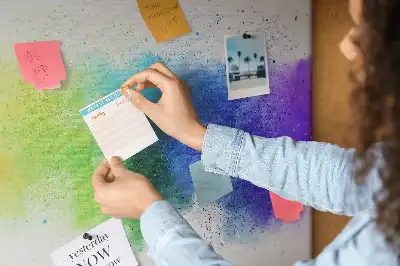 Kork-Pinnwand mit abstraktem Regenbogen-Motiv