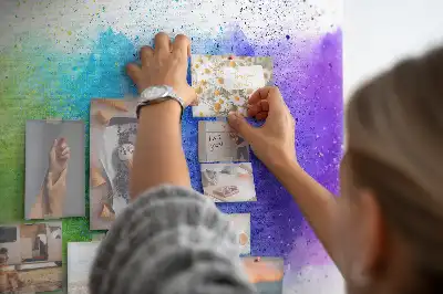 Kork-Pinnwand mit abstraktem Regenbogen-Motiv