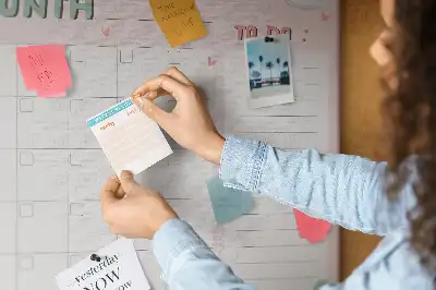 Bilder-Korktafel Monatsplaner für Kinder