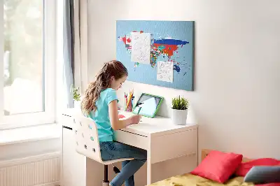 Korktafel mit Weltkarte und Länderfahnen
