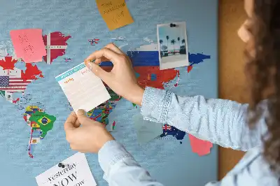 Korktafel mit Weltkarte und Länderfahnen