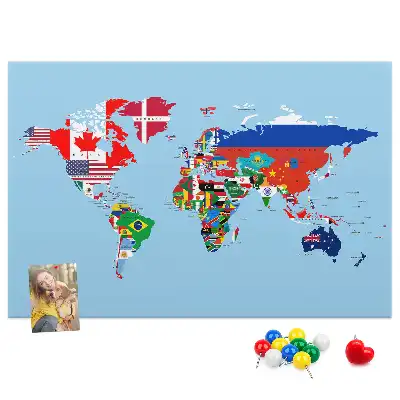 Korktafel mit Weltkarte und Länderfahnen
