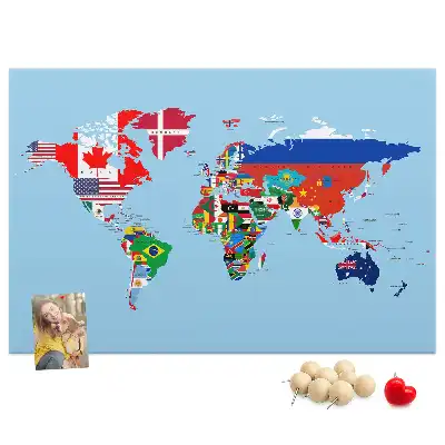 Korktafel mit Weltkarte und Länderfahnen