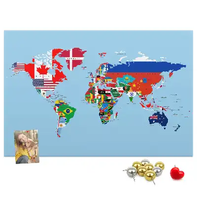 Korktafel mit Weltkarte und Länderfahnen