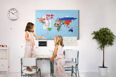 Korktafel mit Weltkarte und Länderfahnen