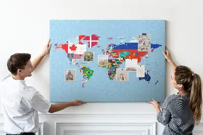 Korktafel mit Weltkarte und Länderfahnen