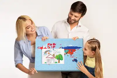 Korktafel mit Weltkarte und Länderfahnen