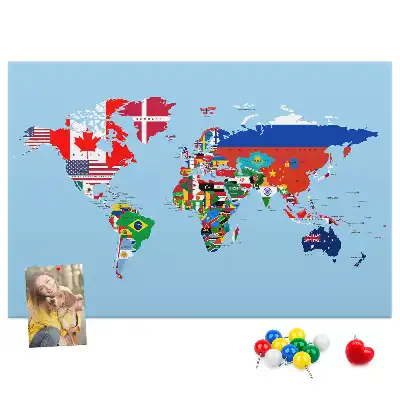 Korktafel mit Weltkarte und Länderfahnen