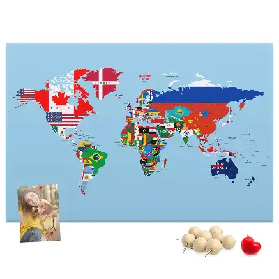 Korktafel mit Weltkarte und Länderfahnen