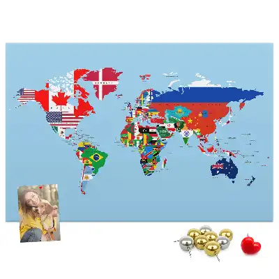Korktafel mit Weltkarte und Länderfahnen