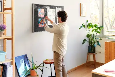 Bedruckte Korkplatte mit elegantem Globus-Motiv in Schwarz