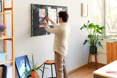 Bedruckte Korkplatte mit elegantem Globus-Motiv in Schwarz