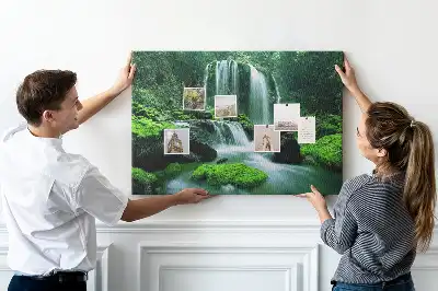 Kork Pinnwand Wasserfall inmitten von Moos
