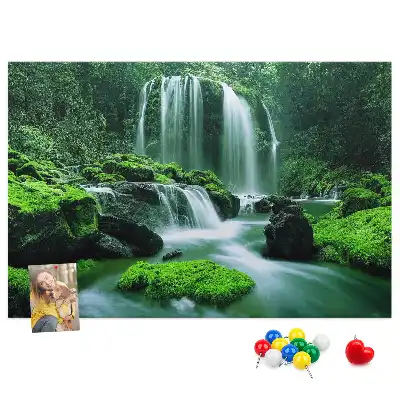 Kork Pinnwand Wasserfall inmitten von Moos