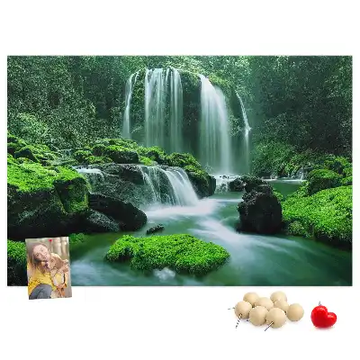 Kork Pinnwand Wasserfall inmitten von Moos