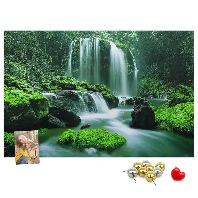 Kork Pinnwand Wasserfall inmitten von Moos