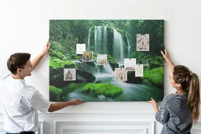 Kork Pinnwand Wasserfall inmitten von Moos