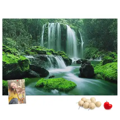 Kork Pinnwand Wasserfall inmitten von Moos