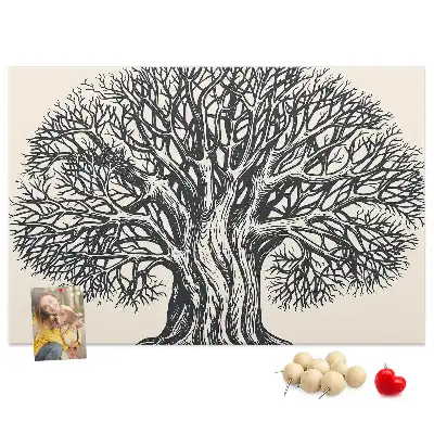 Korktafel mit dem Motiv eines majestätischen einsamen Baumes