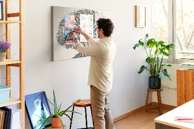 Korktafel mit dem Motiv eines majestätischen einsamen Baumes