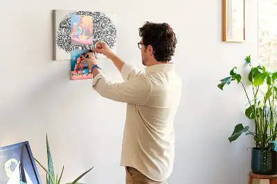 Korktafel mit dem Motiv eines majestätischen einsamen Baumes