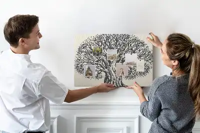Korktafel mit dem Motiv eines majestätischen einsamen Baumes