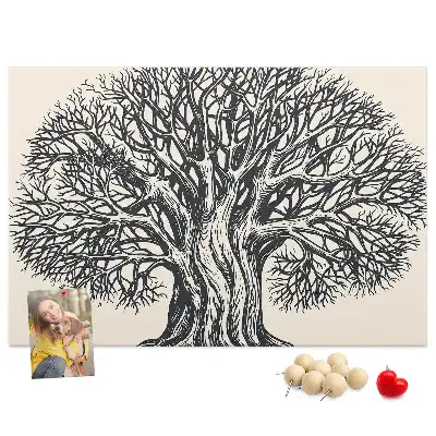 Korktafel mit dem Motiv eines majestätischen einsamen Baumes