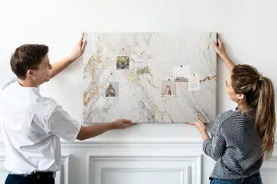 Kork-Pinnwand im dekorativen Marmor-Design