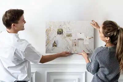 Kork-Pinnwand im dekorativen Marmor-Design