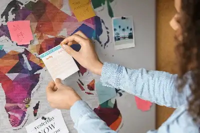 Pinnwand Weltkarte mit Dreiecksmuster