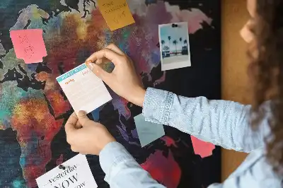 Bedruckte Korkplatte mit abstraktem Kartenmotiv