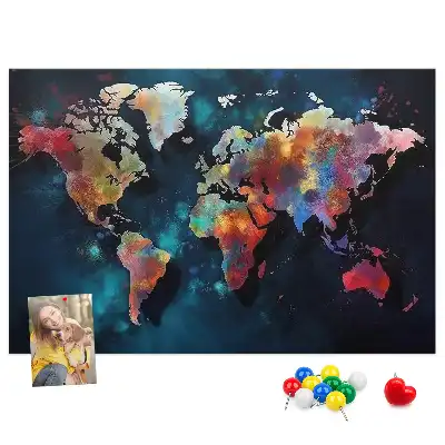 Bedruckte Korkplatte mit abstraktem Kartenmotiv
