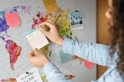 Pinnwand aus Kork mit Pastellmalerei-Motiv Weltkarte