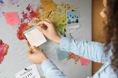 Pinnwand aus Kork mit Pastellmalerei-Motiv Weltkarte