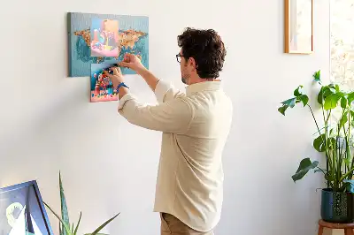 Bedruckte Korkplatte mit moderner Globus-Komposition