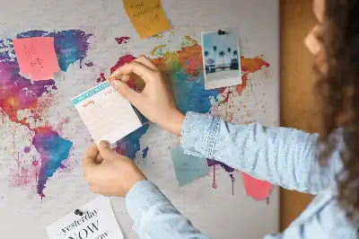 Bilder-Korktafel mit geografischer Weltkarte