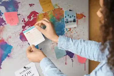 Bilder-Korktafel mit geografischer Weltkarte