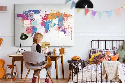 Bilder-Korktafel mit geografischer Weltkarte