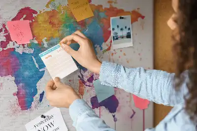 Bilder-Korktafel mit geografischer Weltkarte