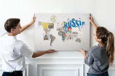 Bedruckte Korkplatte mit Geografie-Design aus Buchstaben und Wörtern