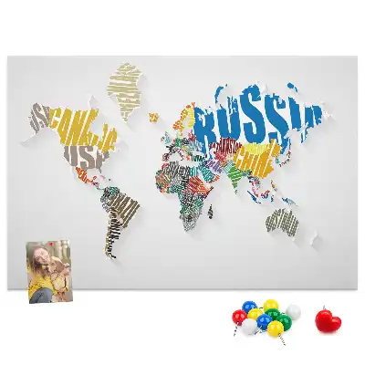 Bedruckte Korkplatte mit Geografie-Design aus Buchstaben und Wörtern