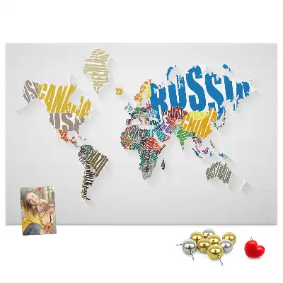 Bedruckte Korkplatte mit Geografie-Design aus Buchstaben und Wörtern